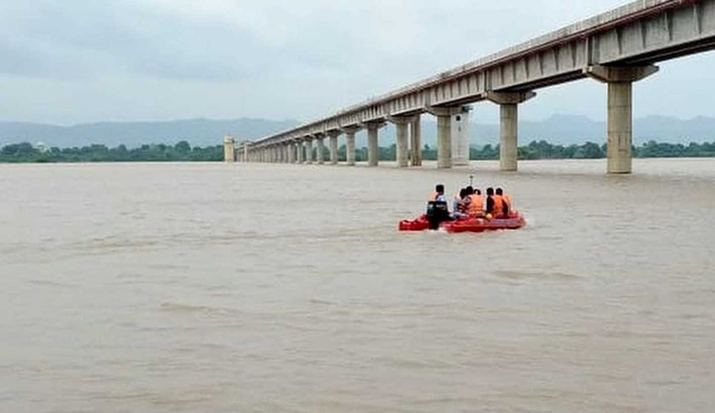 उफान पर नर्मदा नदी….  खतरे के निशान से 10 फीट नीचे बह रहा पानी