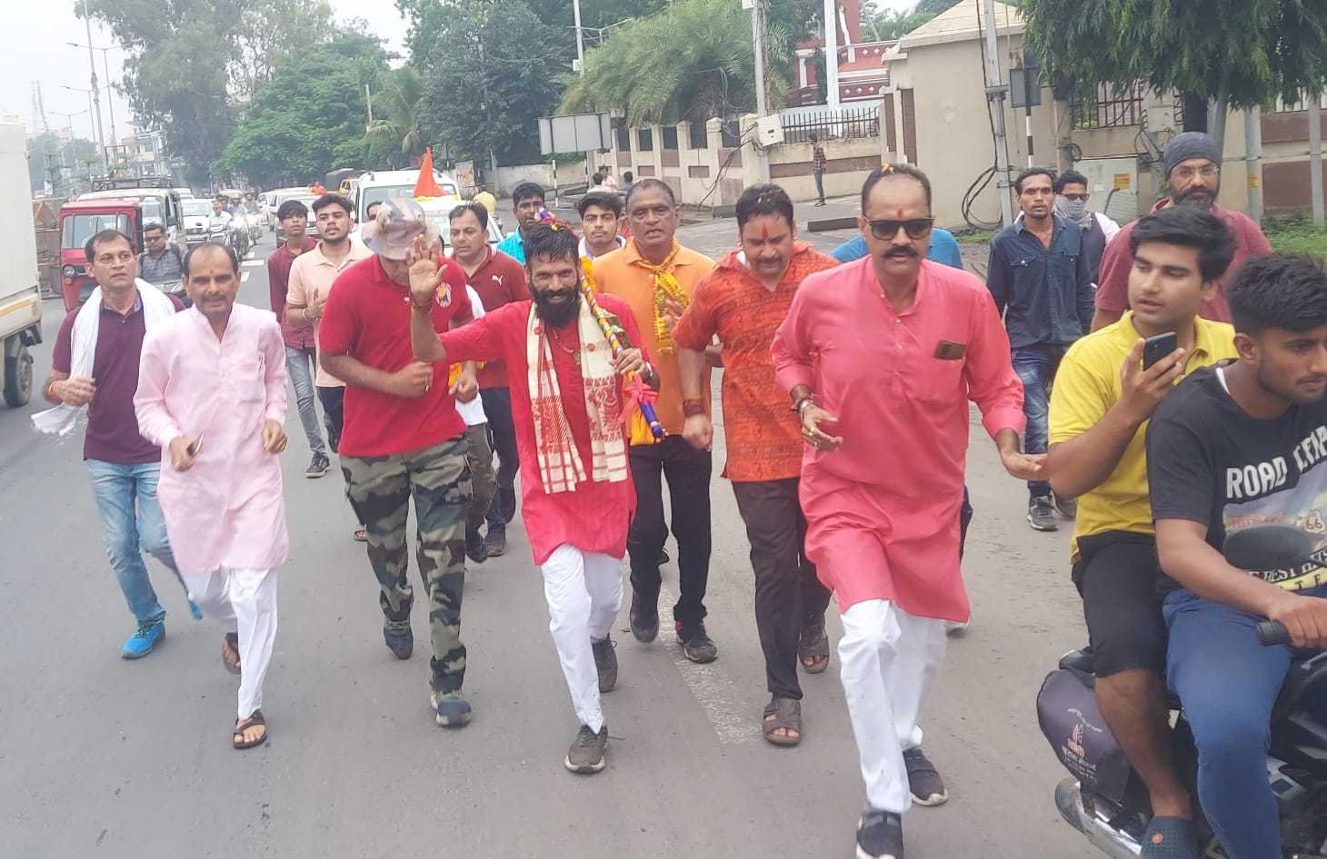 योग गुरु बैरागी ने दौड़ कर पुरी की 42 किमी की कावड़ यात्रा