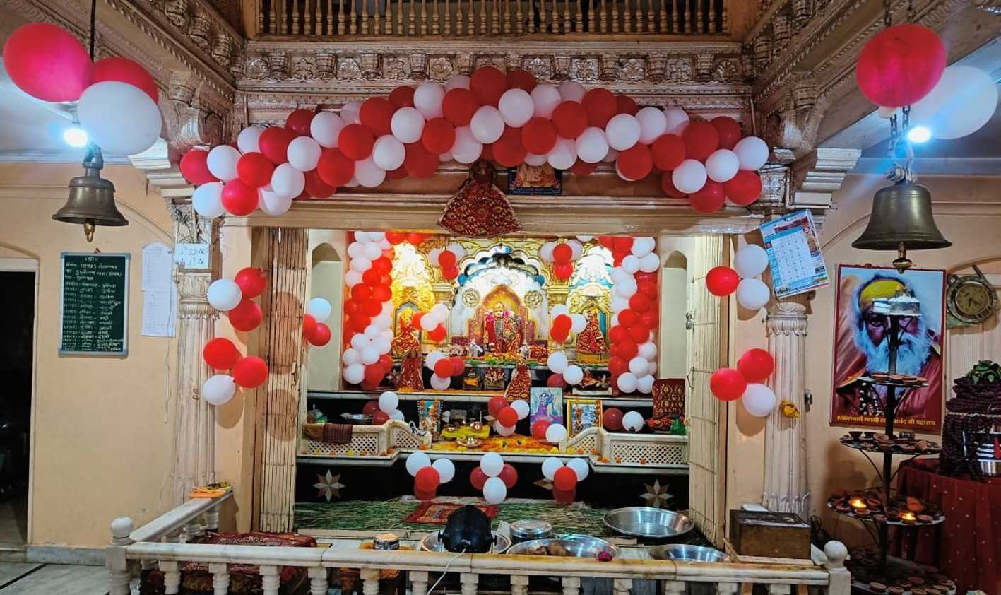 लक्ष्मीनारायण भगवान का आकर्षक श्रृंगार