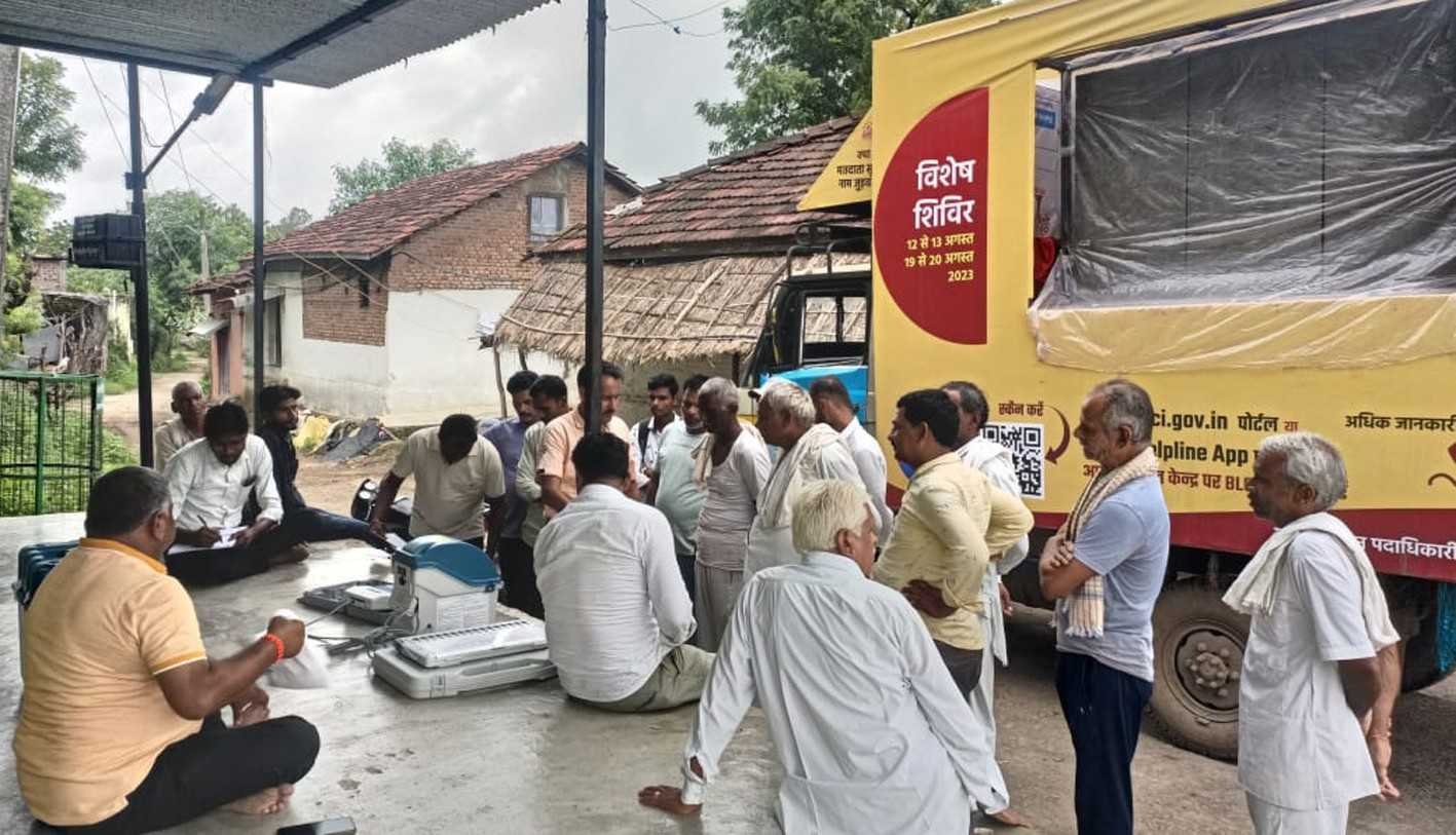 मतदान का प्रशिक्षण ले रहे हैं ग्रामीण