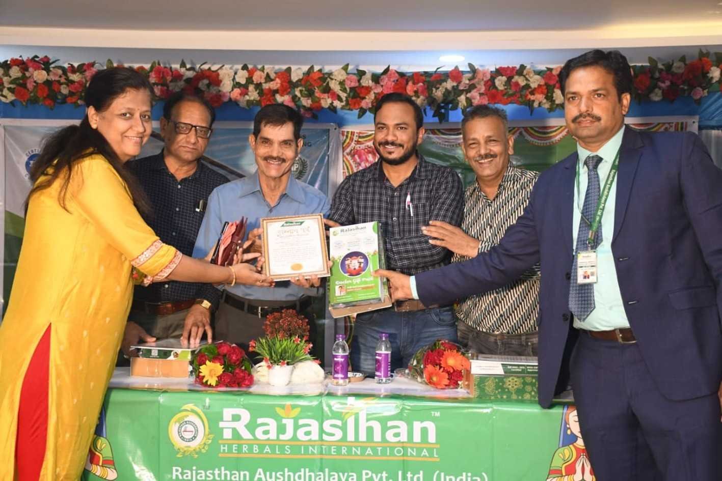 आयुर्वेदिक चिकित्सकों का हुआ सम्मान