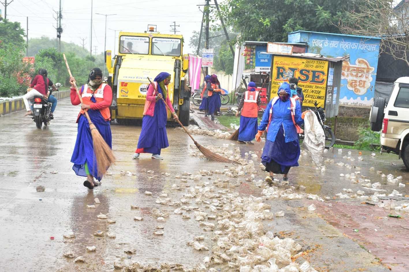 कावड़ यात्रा निकलते ही सडक़ों की हुई सफाई