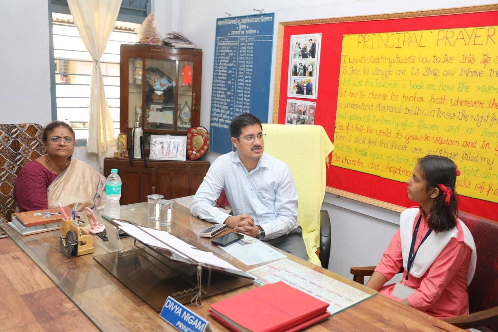 आप प्रशासनिक व्यवस्था कैसे बनाकर रखते है ? छात्रा ने कलेक्टर से प्रश्न किया