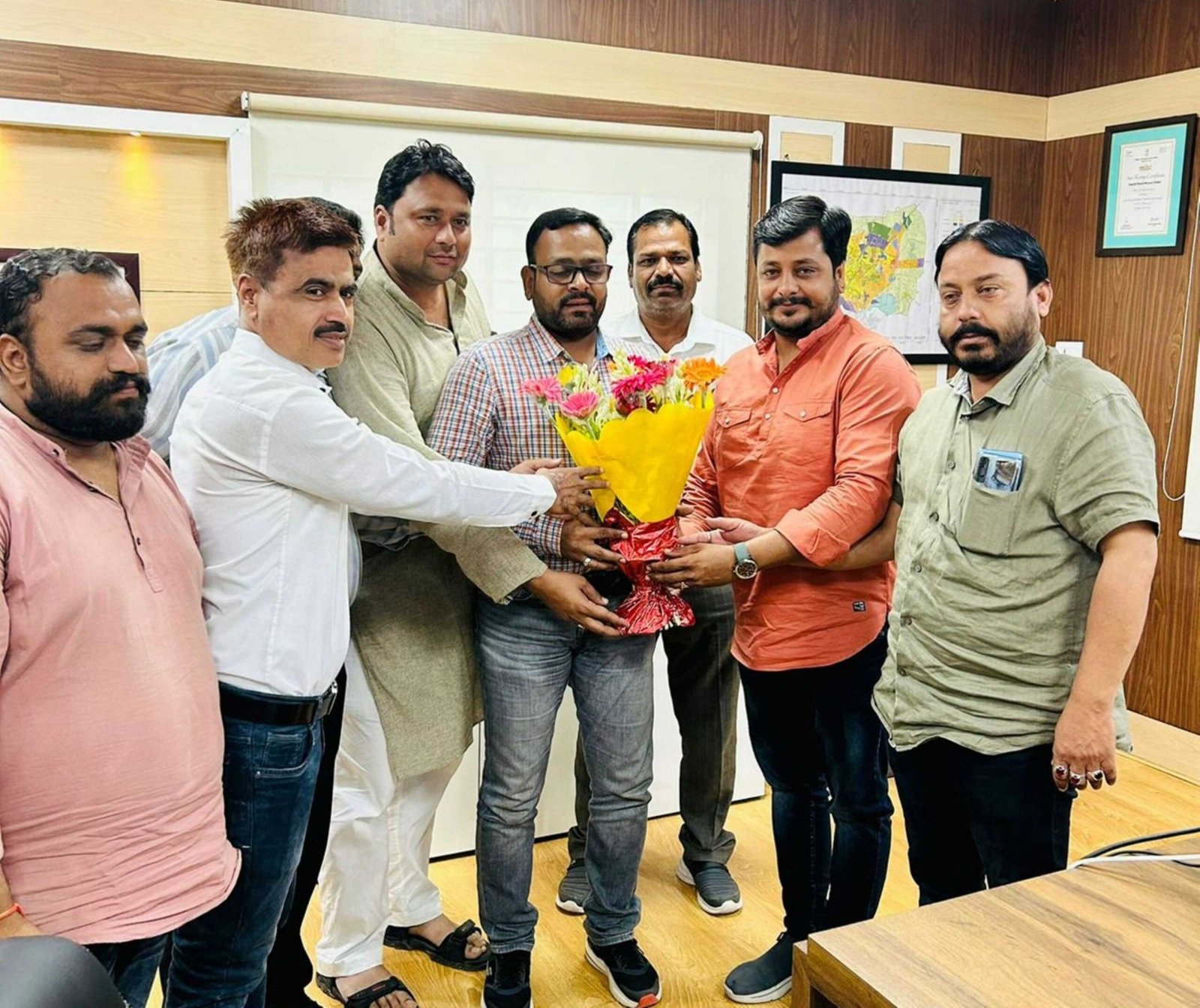 कांग्रेस पार्षद दल ने आयुक्त का स्वागत कर समस्याओं पर की चर्चा