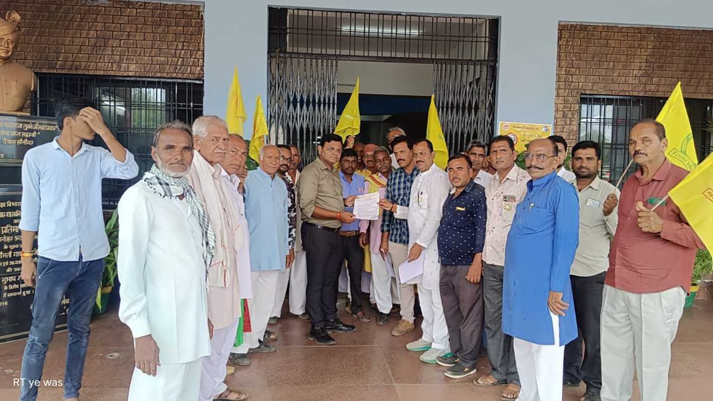 किसानों की ज्वलंत समस्याओं को लेकर राष्ट्रीय किसान मजदूर महासंघ ने जिलाधीश को दिया ज्ञापन