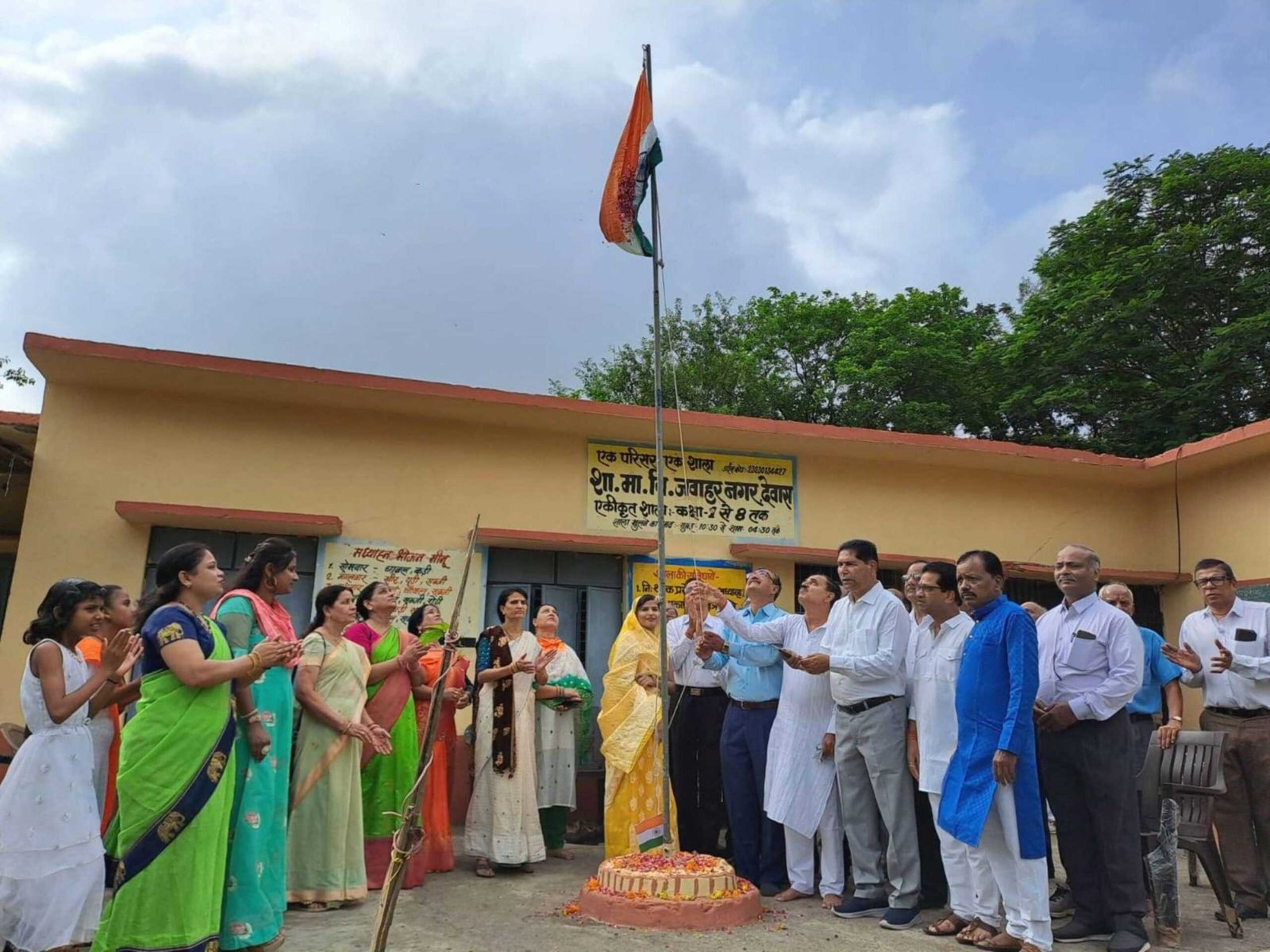 झण्डावंदन कर बच्चों को कॉपी पेन का किया वितरण
