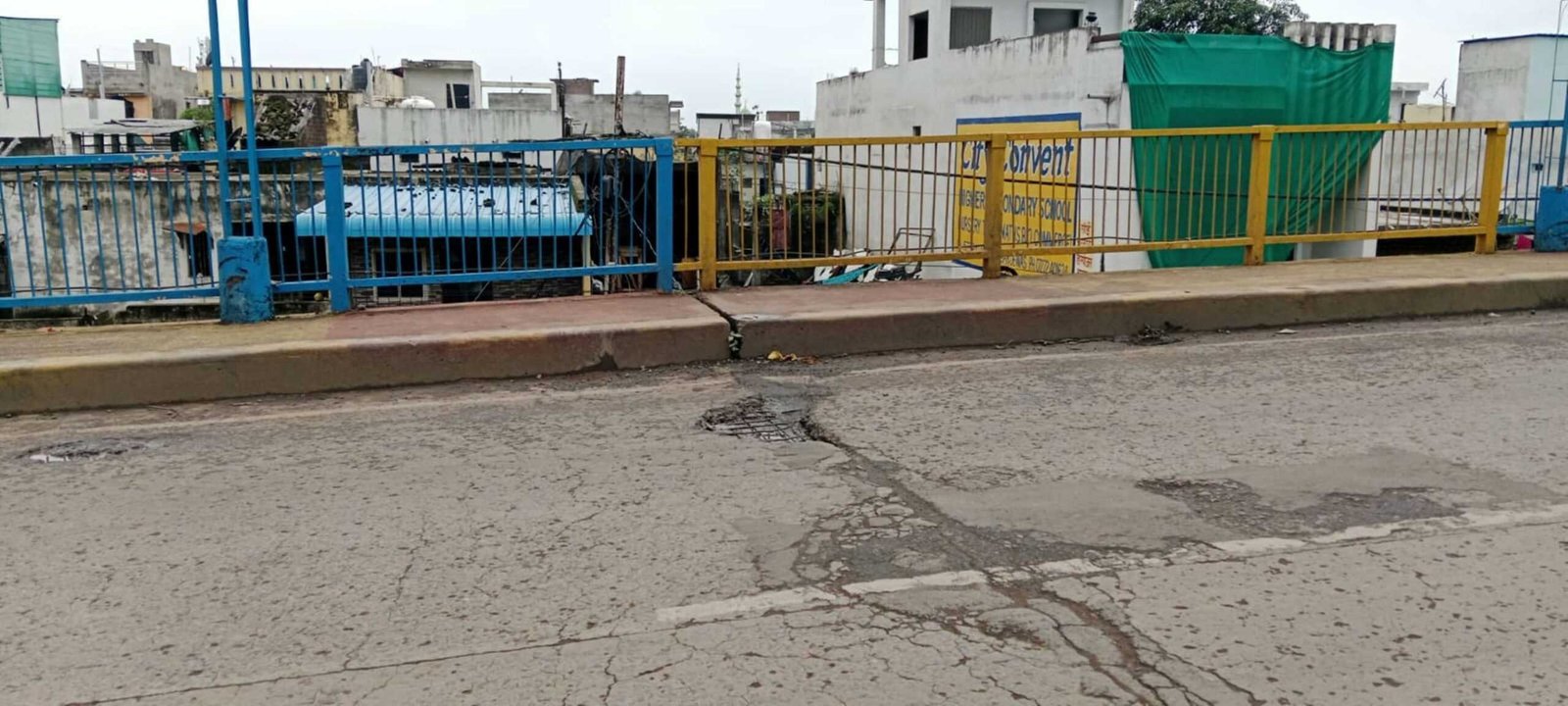 उज्जैन रोड ब्रिज पर हजारों रूपए की मरम्मत के नाम पर  डामर की टिकट चिपका दी