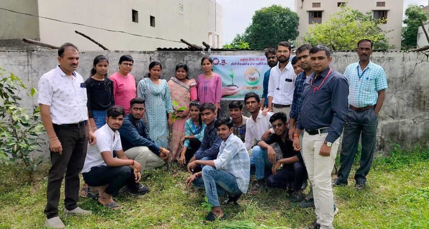 अमृत वाटिका में स्वयंसेवकों ने रौपे 75 पौधे