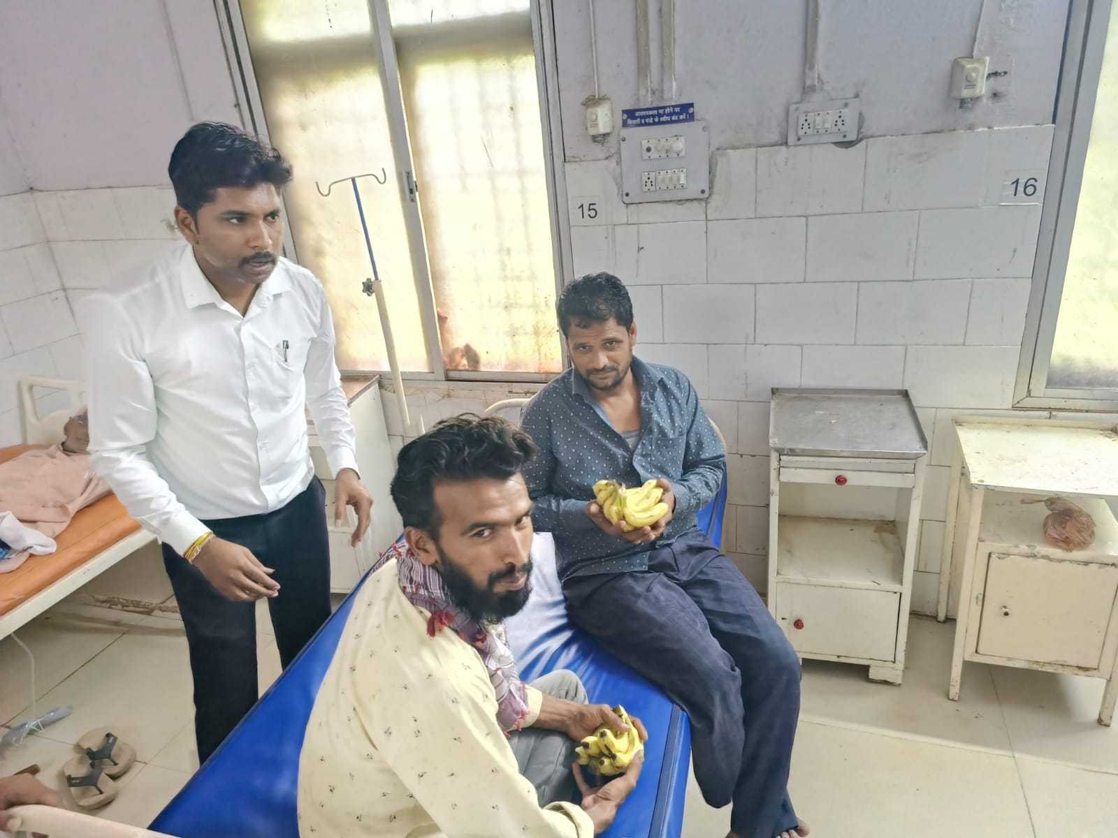 युकां के स्थापना दिवस पर मरीजों को फल बांटे