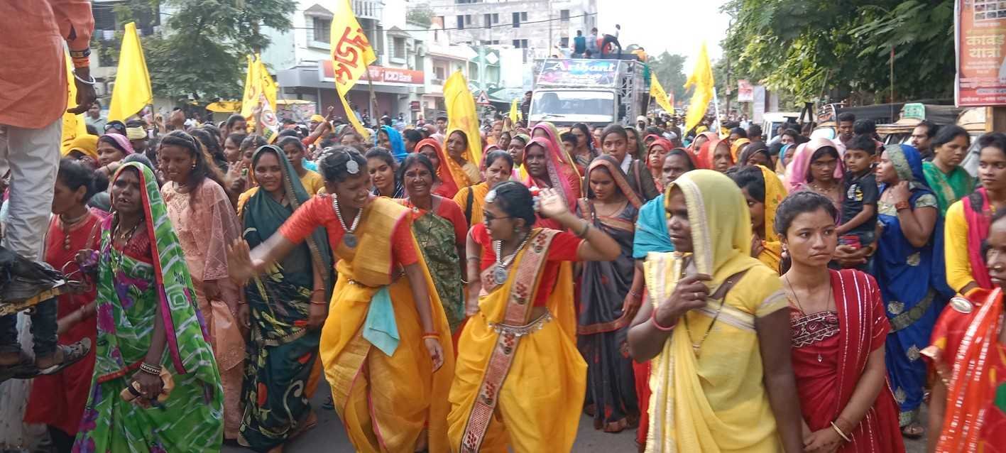 विश्व आदिवासी दिवस….  आदिवासी गौरव यात्रा में दिखी परंपरा की झलक  