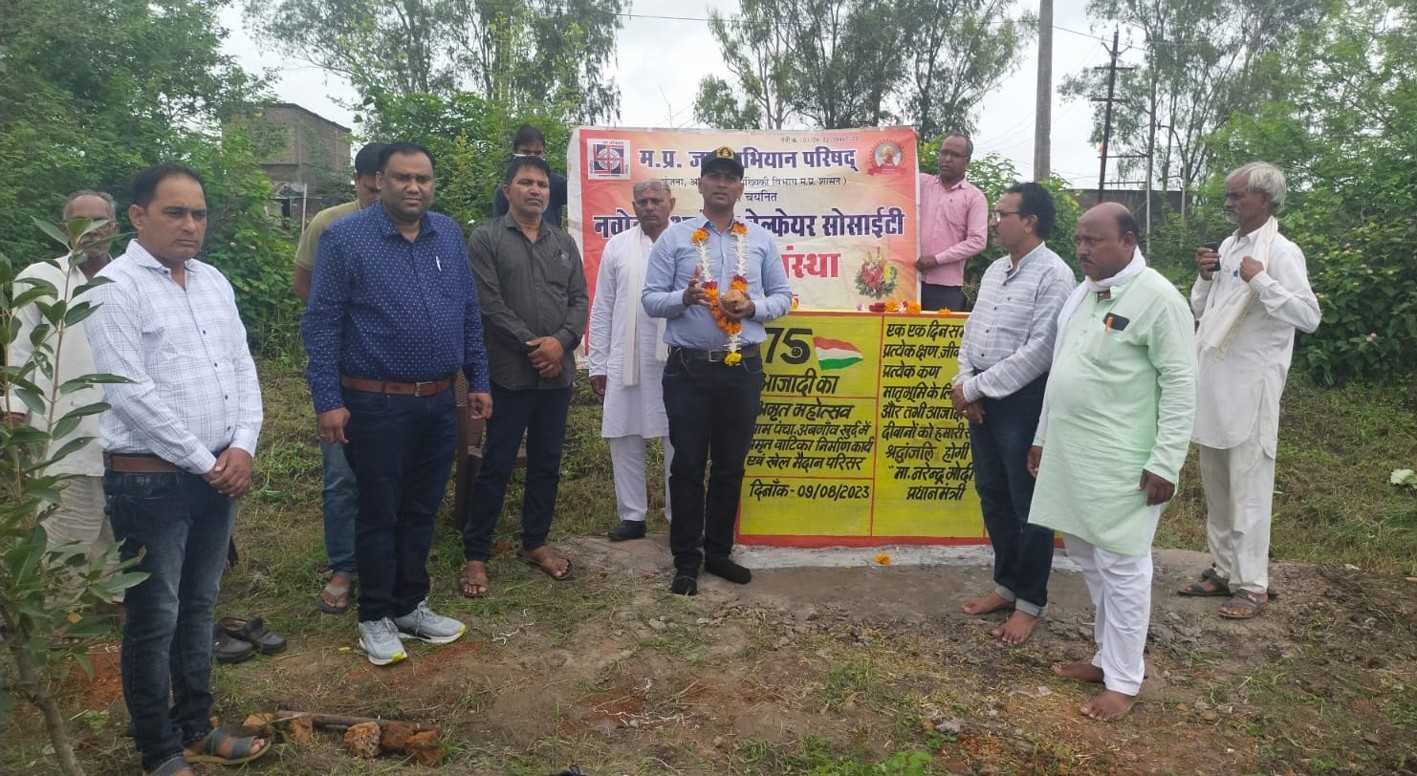 आजादी के अमृत महोत्सव अंतर्गत अबगांवखुर्द में पौधरोपण एवं सम्मान कार्यक्रम
