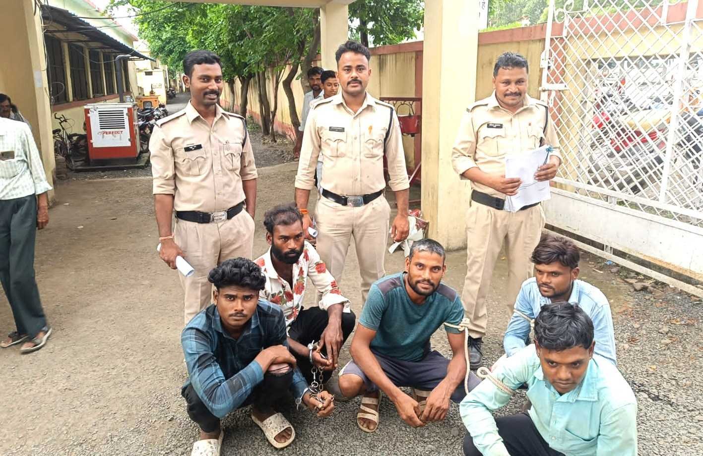 पुलिस ने पांच शातिर चोरों को किया गिरफ्तार