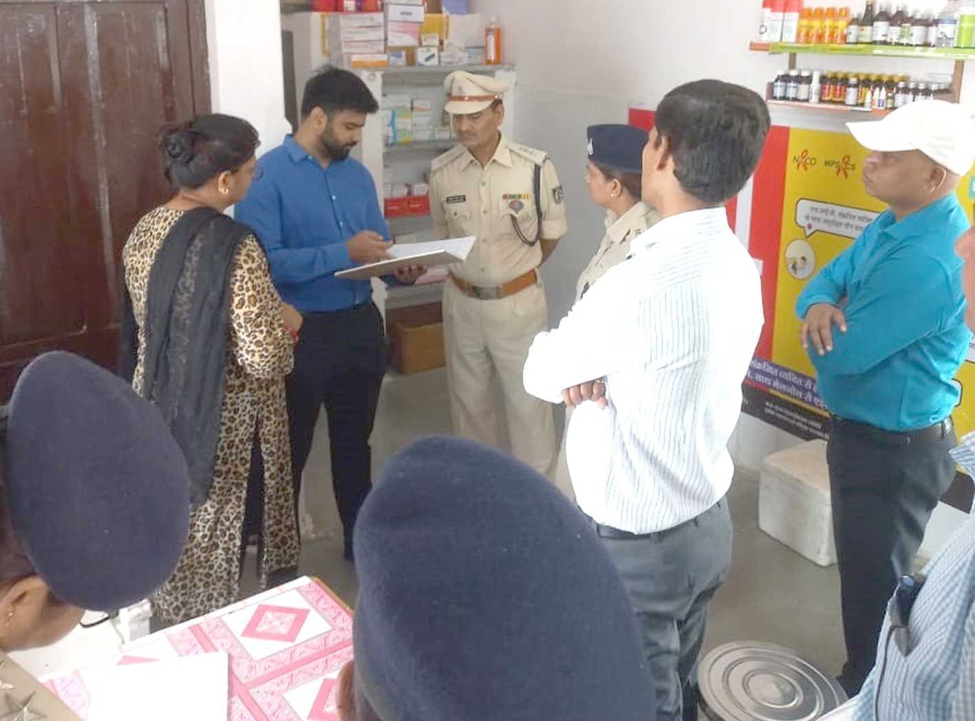 जेल में बंदियों से की पूछताछ