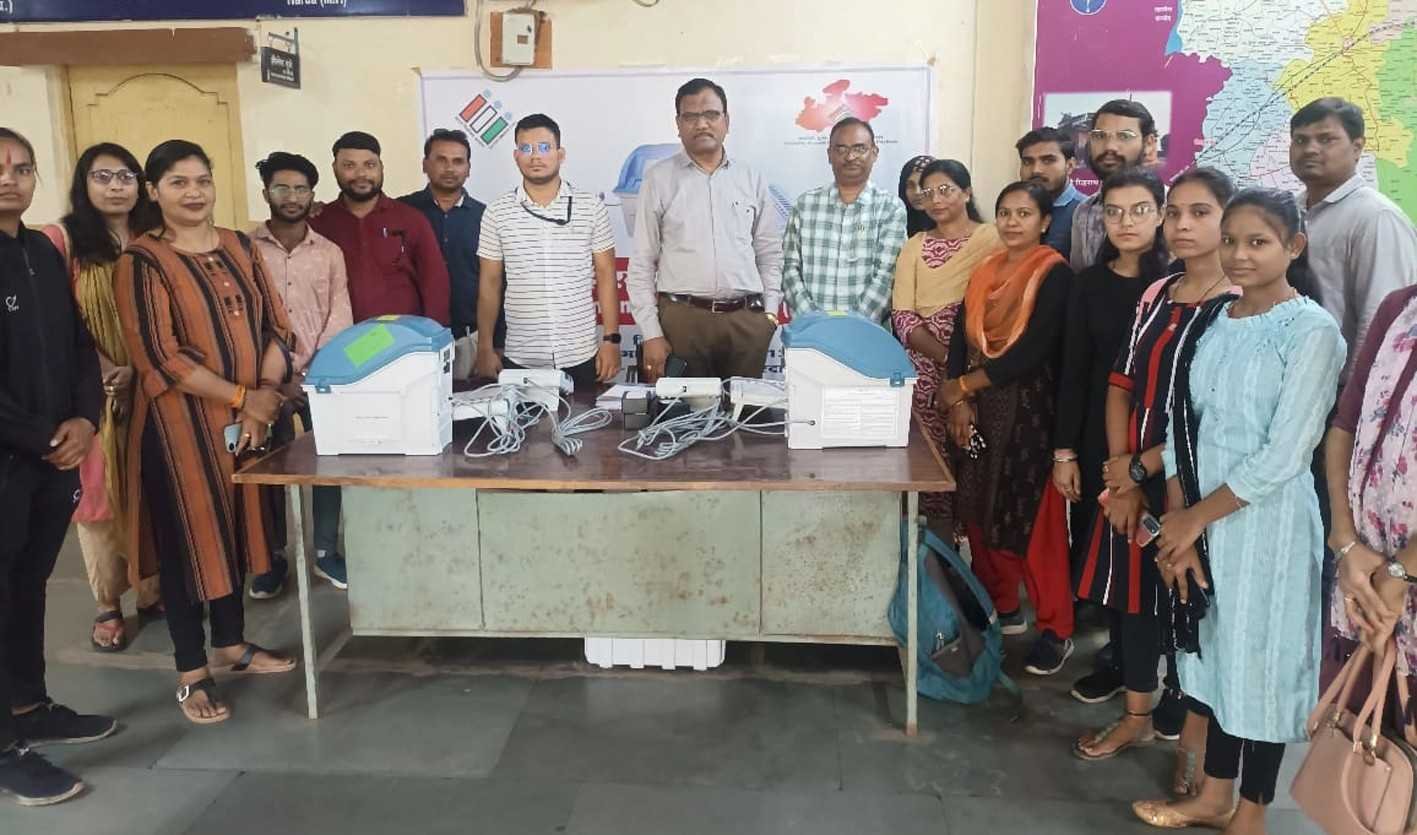 विद्यार्थियों ने जानी ईवीएम से मतदान करने की प्रक्रिया