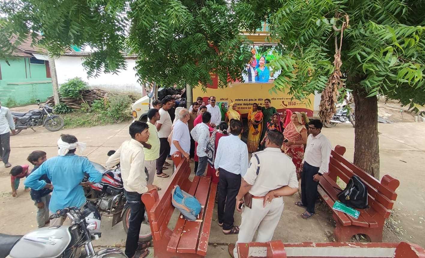 मतदान का प्रशिक्षण ले रहे हैं ग्रामीण