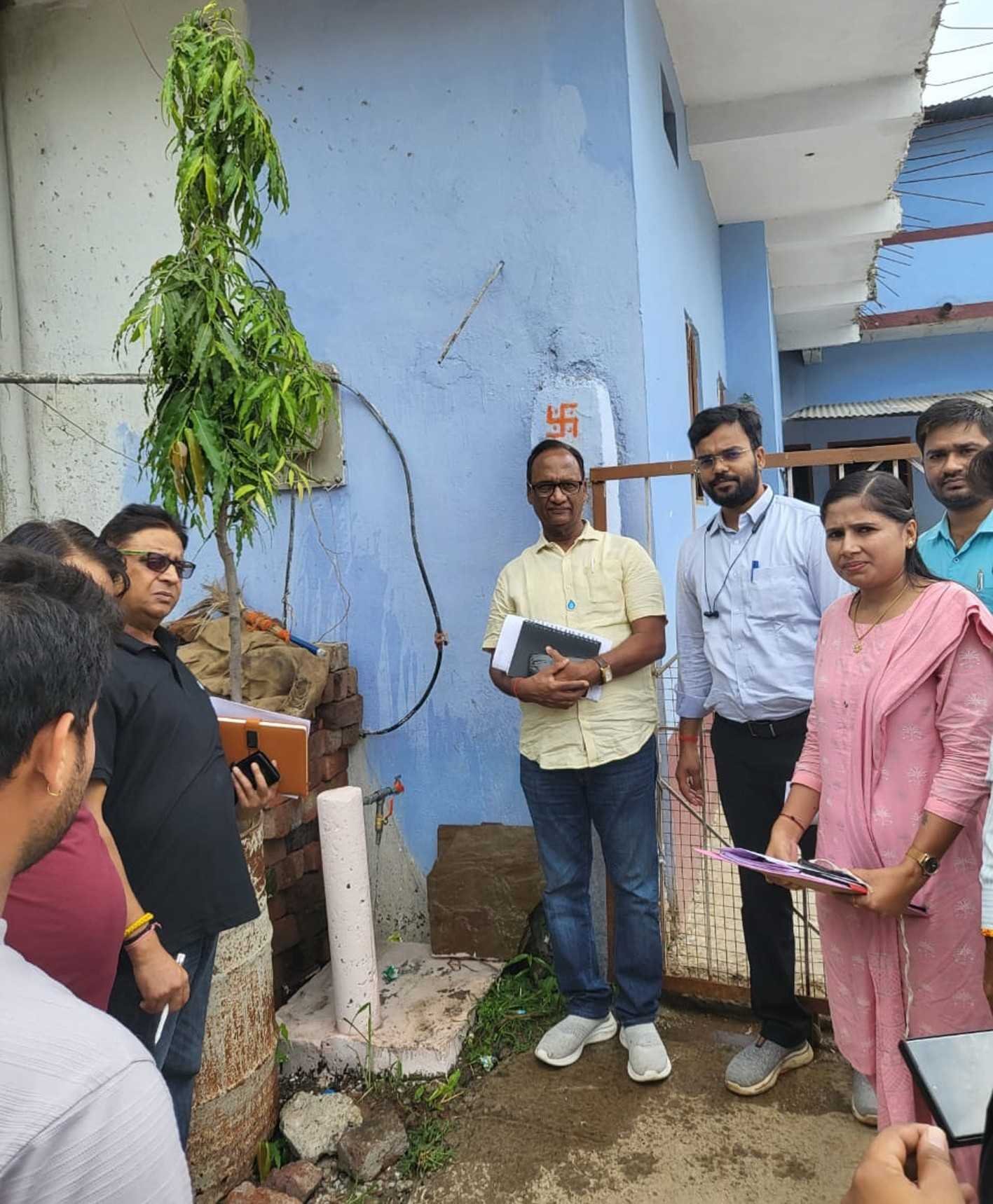 दिल्ली से विशेषज्ञों की टीम ….  आधा दर्जन गांवों में देखी मिशन की प्रगति