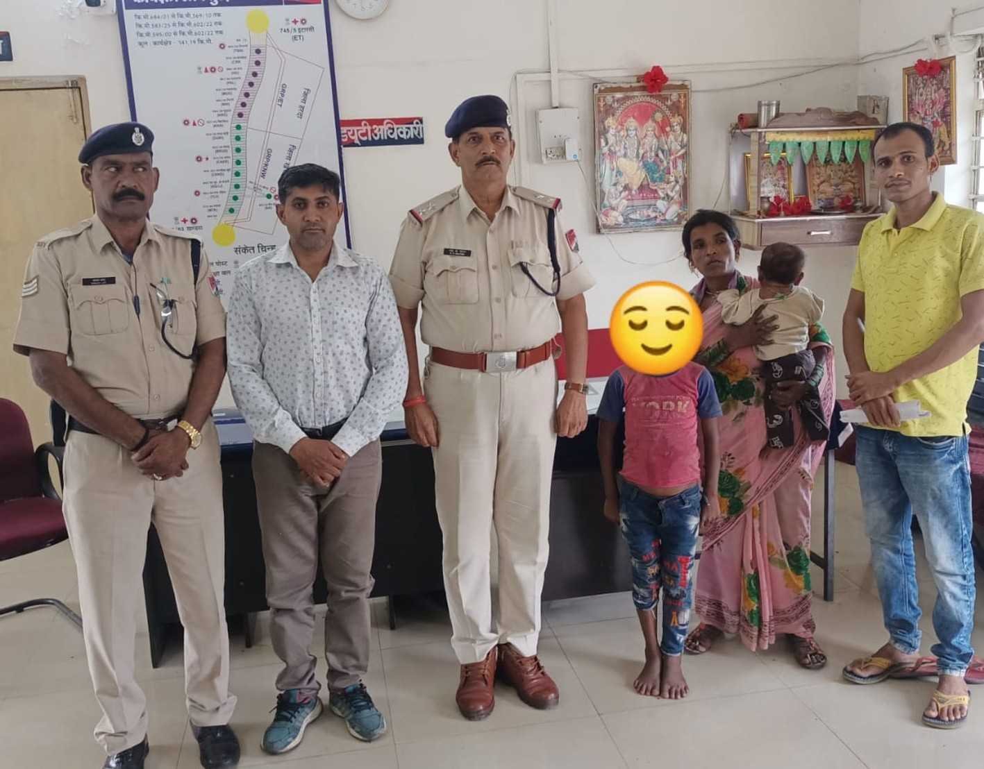 ट्रेन में सफर कर रहा बालक मां से बिछड़ा