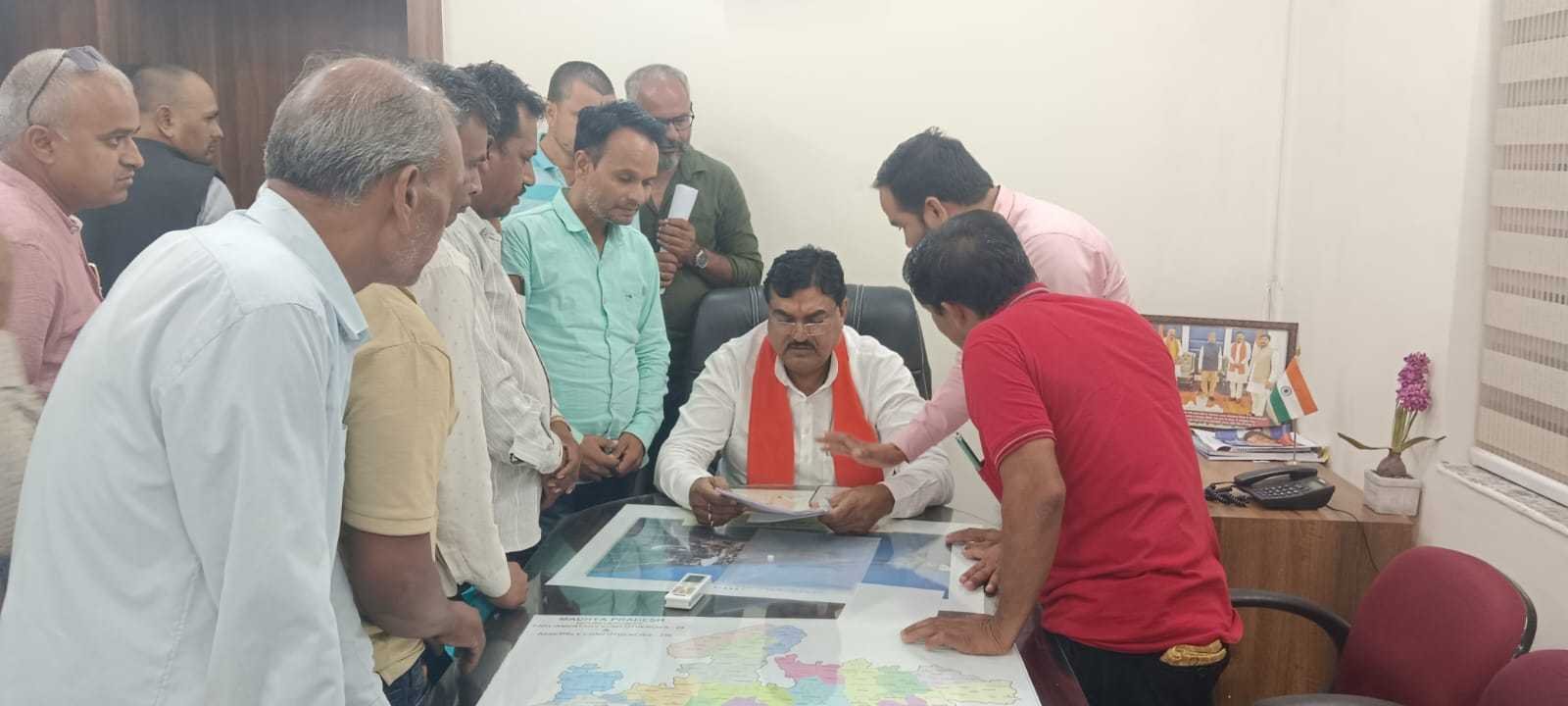 संविदा प्रेरक शिक्षकों की सेवा बहाली करने कृषि मंत्री ने लिखी नोटशीट