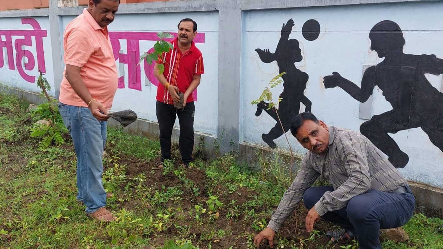 रेवा पर्यावरण क्लब ने किया पौधरोपण