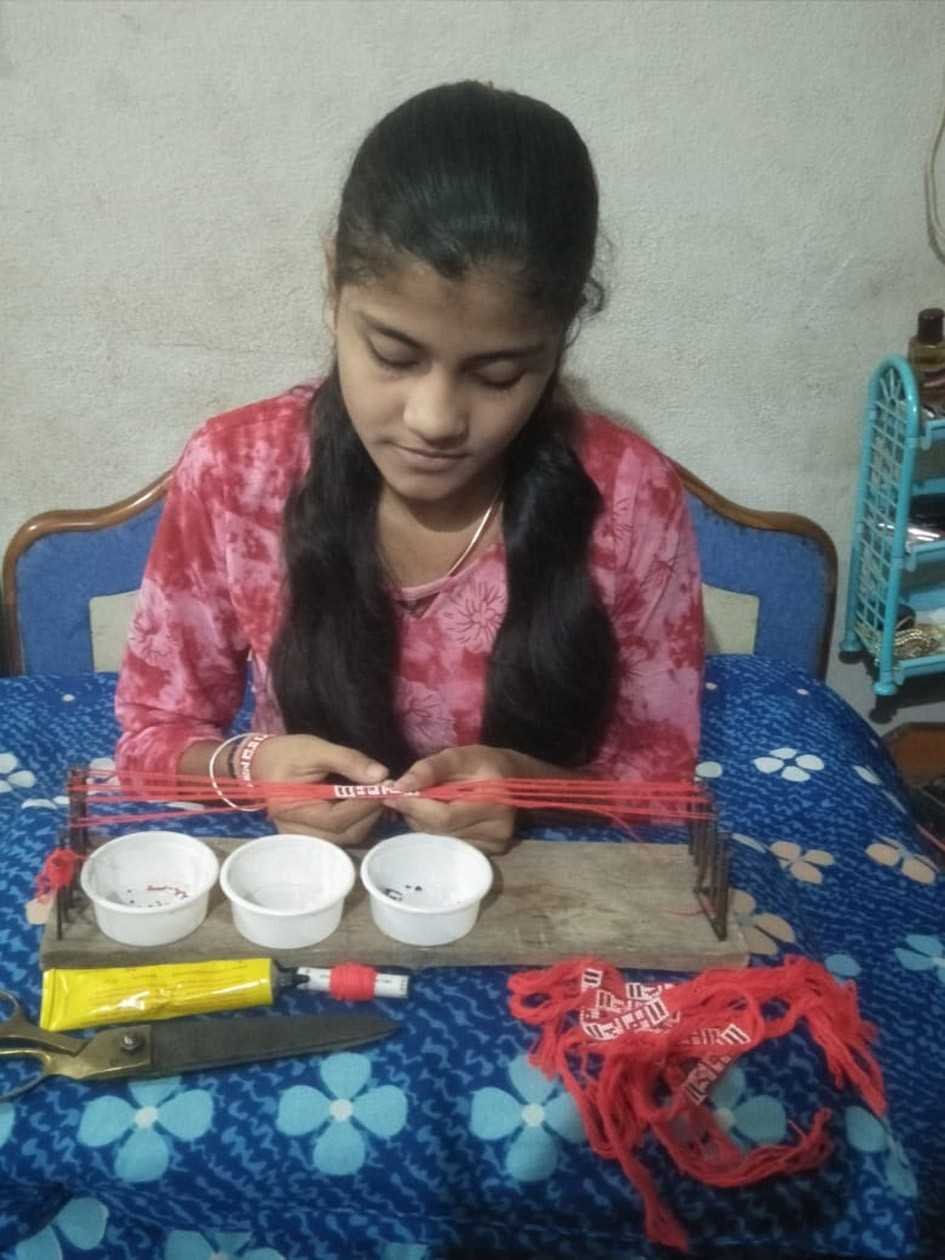 रक्षाबंधन की तैयारी…..  भाईयों की कलाई पर बाधेंगी हाथों से बने रक्षासूत्र