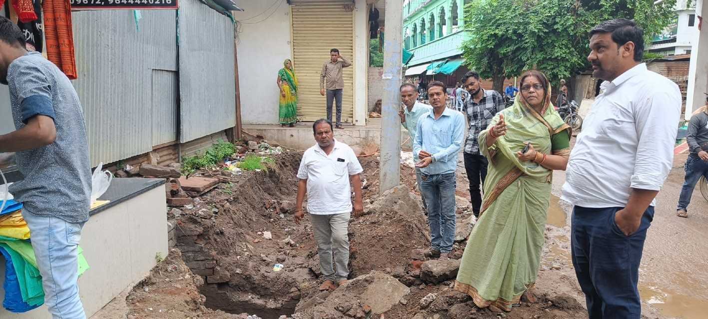 नप अध्यक्ष के आग्रह के बाद शुरू हुआ नाली निर्माण…