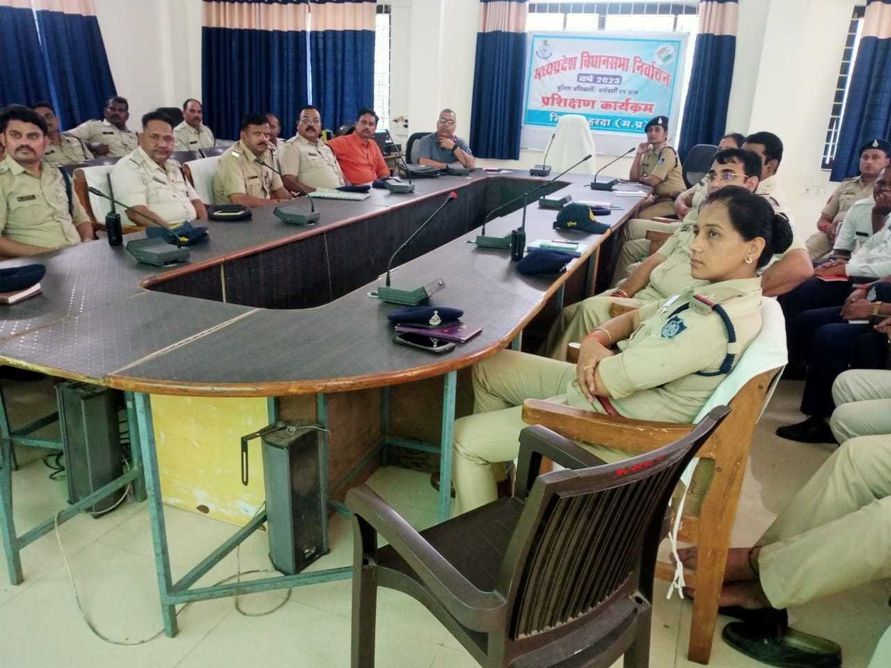 पुलिस कर्मचारियों को दिया चुनावी प्रशिक्षण