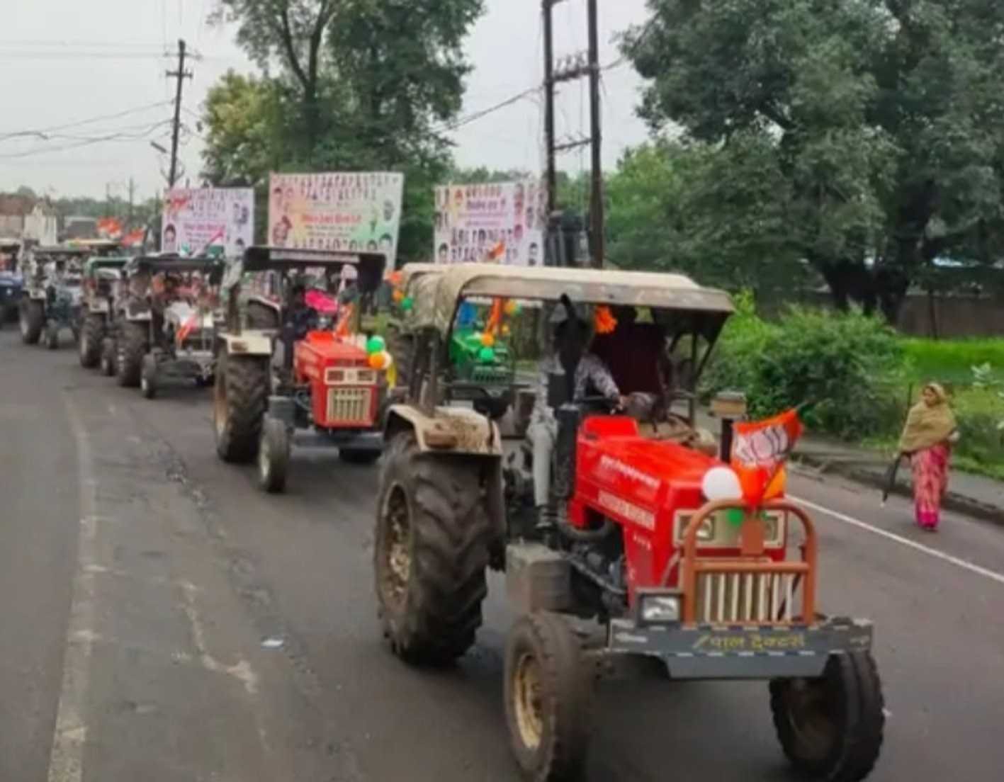 मेरी माटी मेरा देश तिरंगा यात्रा में ट्रैक्टर लेकर सम्मिलित हुए किसान
