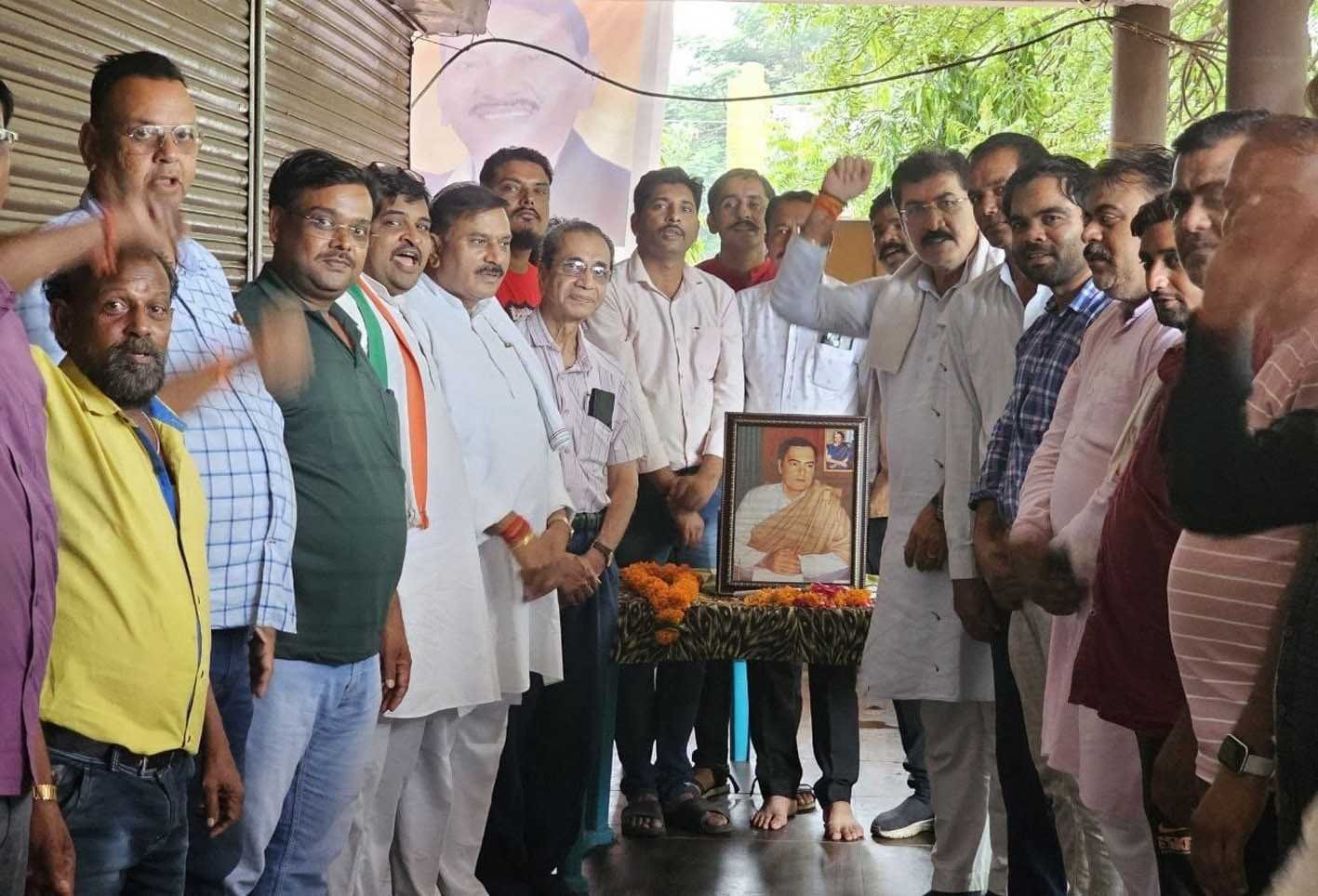 पूर्व प्रधानमंत्री राजीव गांधी की जयंती पर किया माल्यार्पण