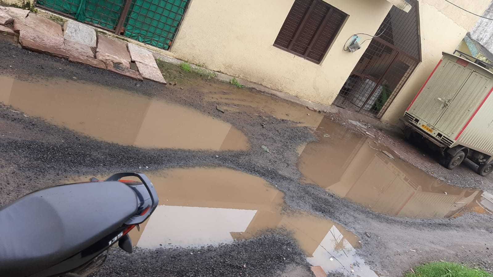 सात दिनों से नहीं हुई पानी की सप्लाई  