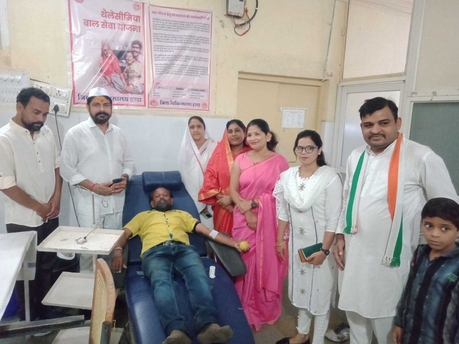 पूर्व प्रधानमंत्री की जन्म जयंती मनाई…  सेवादल के नेतृत्व में युवाओं ने किया ब्लड डोनेट