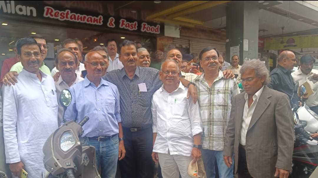 वर्षों से बिछड़े हमीदिया कॉलेज के पूर्व छात्रों का हुआ मिलन