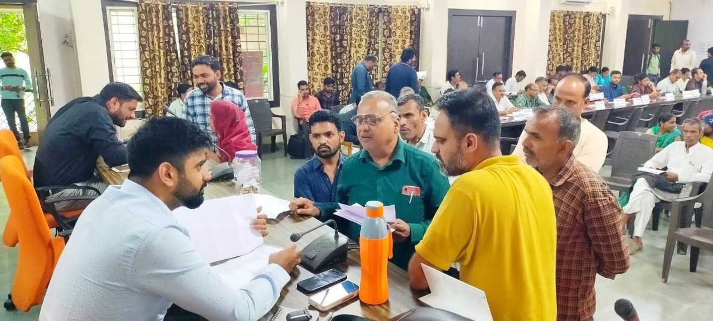 जनसुनवाई में नागरिकों की समस्याएं सुनी  