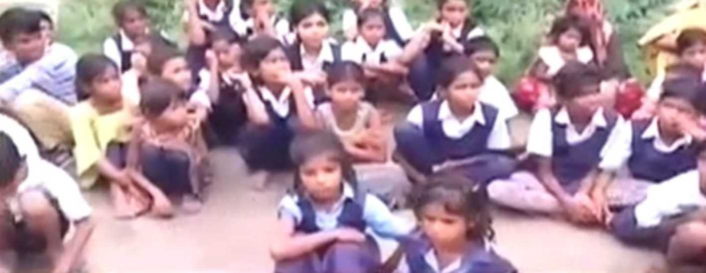 मास्टर जी का तबादला! इधर, छात्रों ने दिया धरना