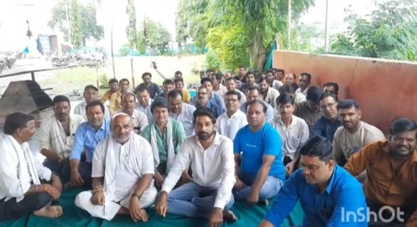 लंबित मांगों को लेकर कामबंद आंदोलन…  सहकारी कर्मचारियों की हड़ताल से डगमगाई व्यवस्था