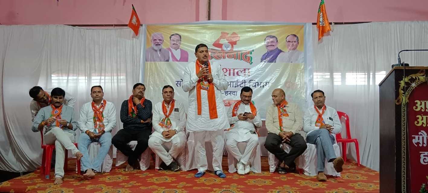 सोशल मीडिया के शंखनाद से हुआ चुनावी आगाज