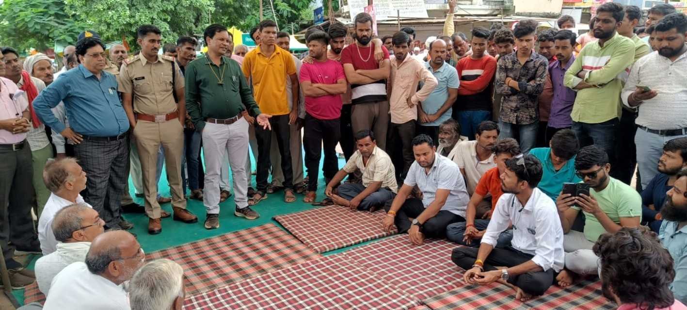 गौवंश संरक्षण के लिए आंदोलन, बाजार बंद कर किया चक्काजाम