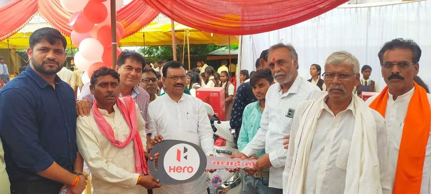 जिले के 64 मेद्यावी छात्रों को मिली ई- स्कूटी