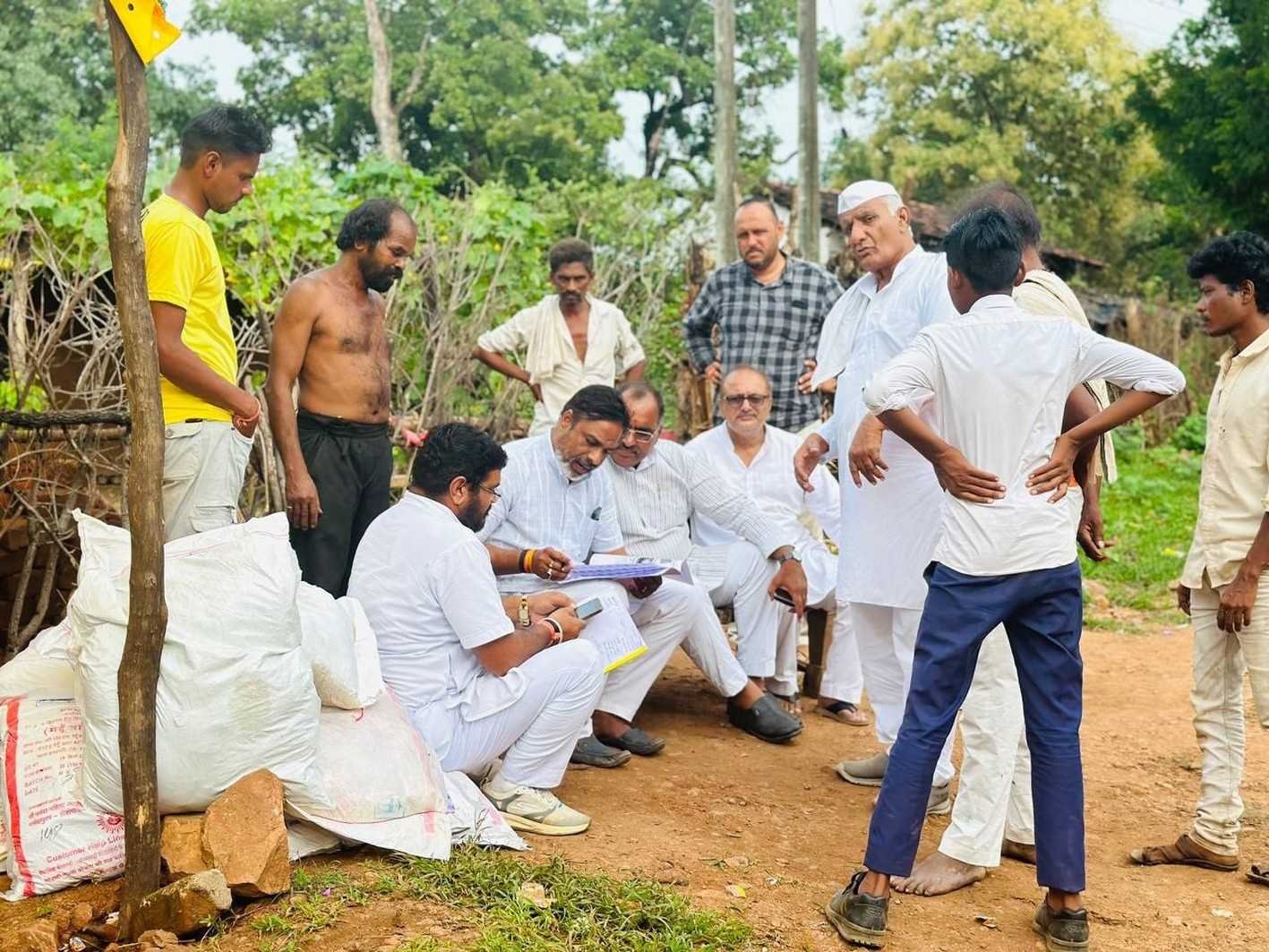 कांग्रेस ने दर्जनभर ग्रामों का भ्रमण कर जानी हकीकत