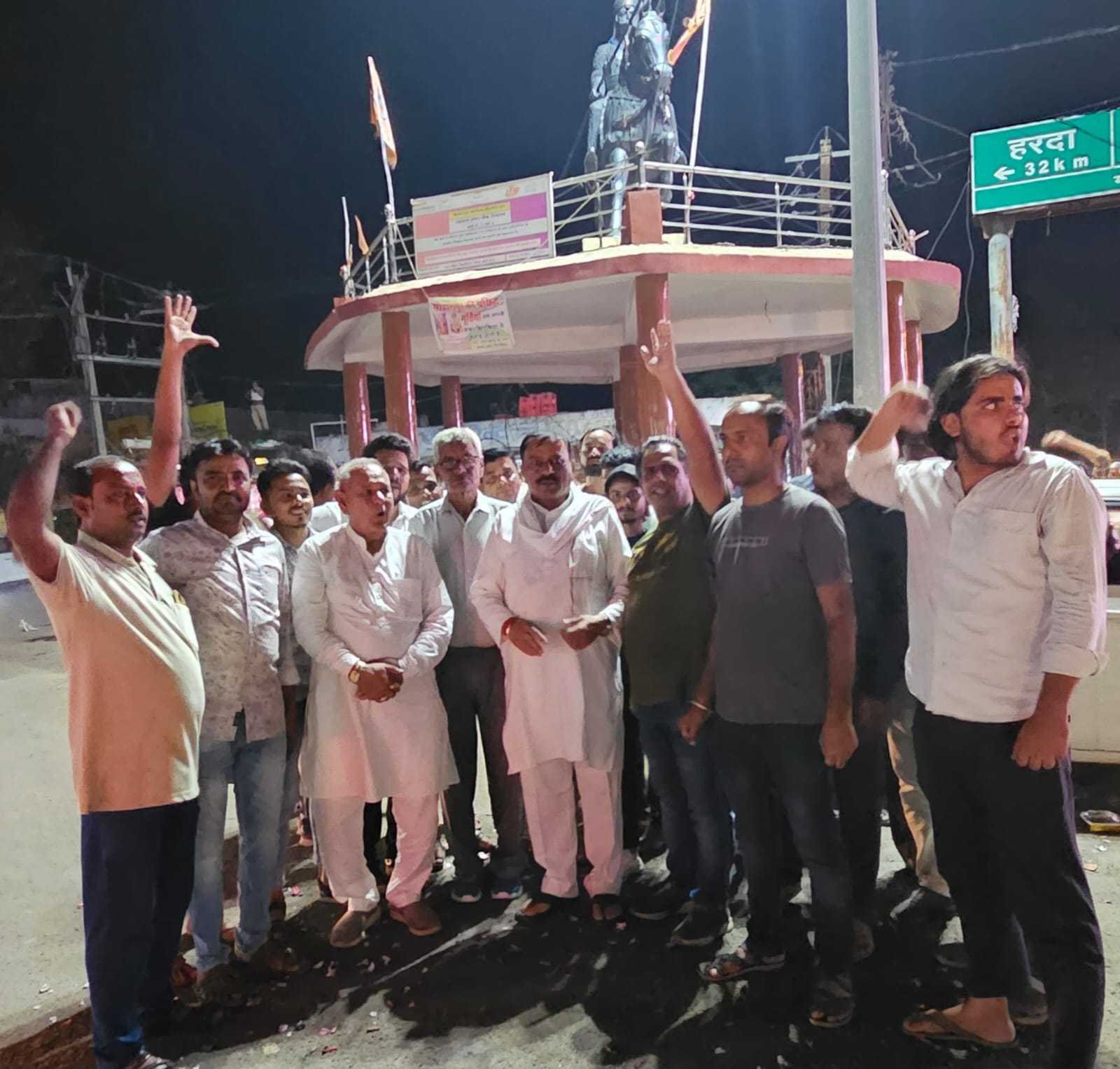चंद्रायन 3 की सफलता पर कांग्रेसियों ने आतिशबाजी कर मिठाई बांटी
