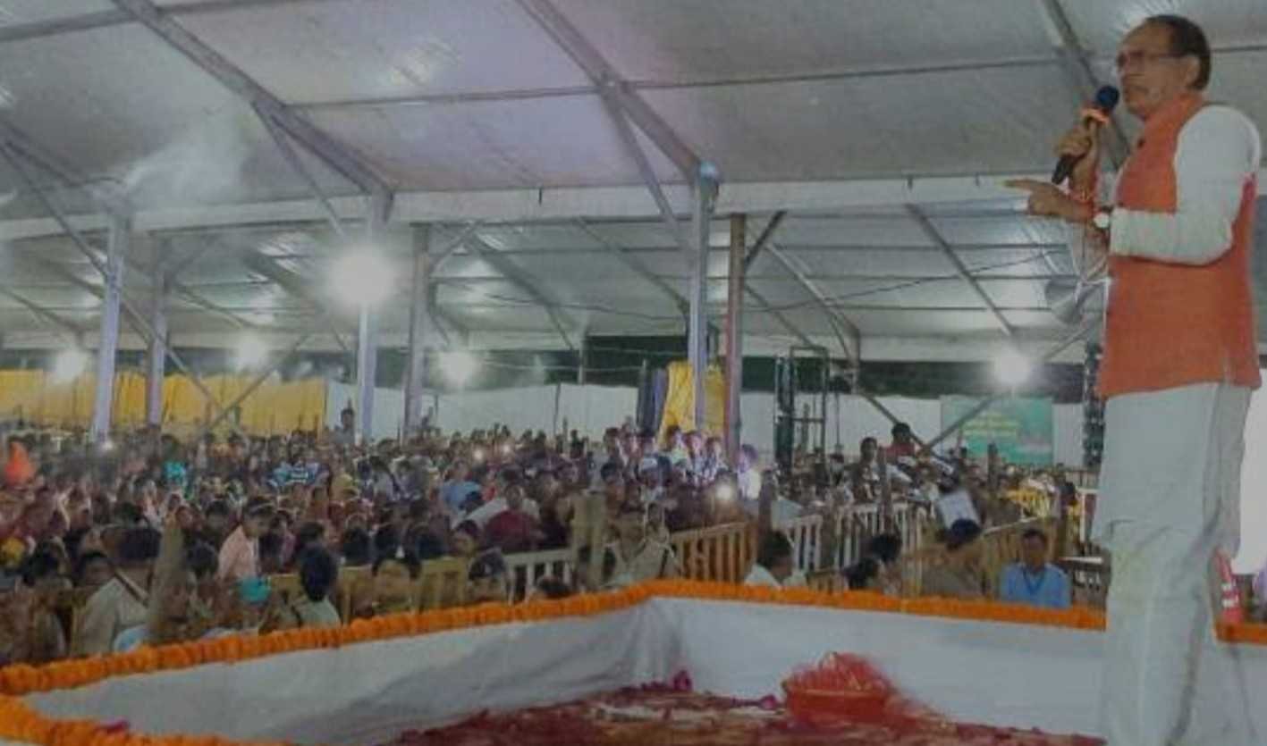 मुख्यमंत्री शिवराज सिंह चौहान के जनदर्शन में उमड़ा जनसमुदाय