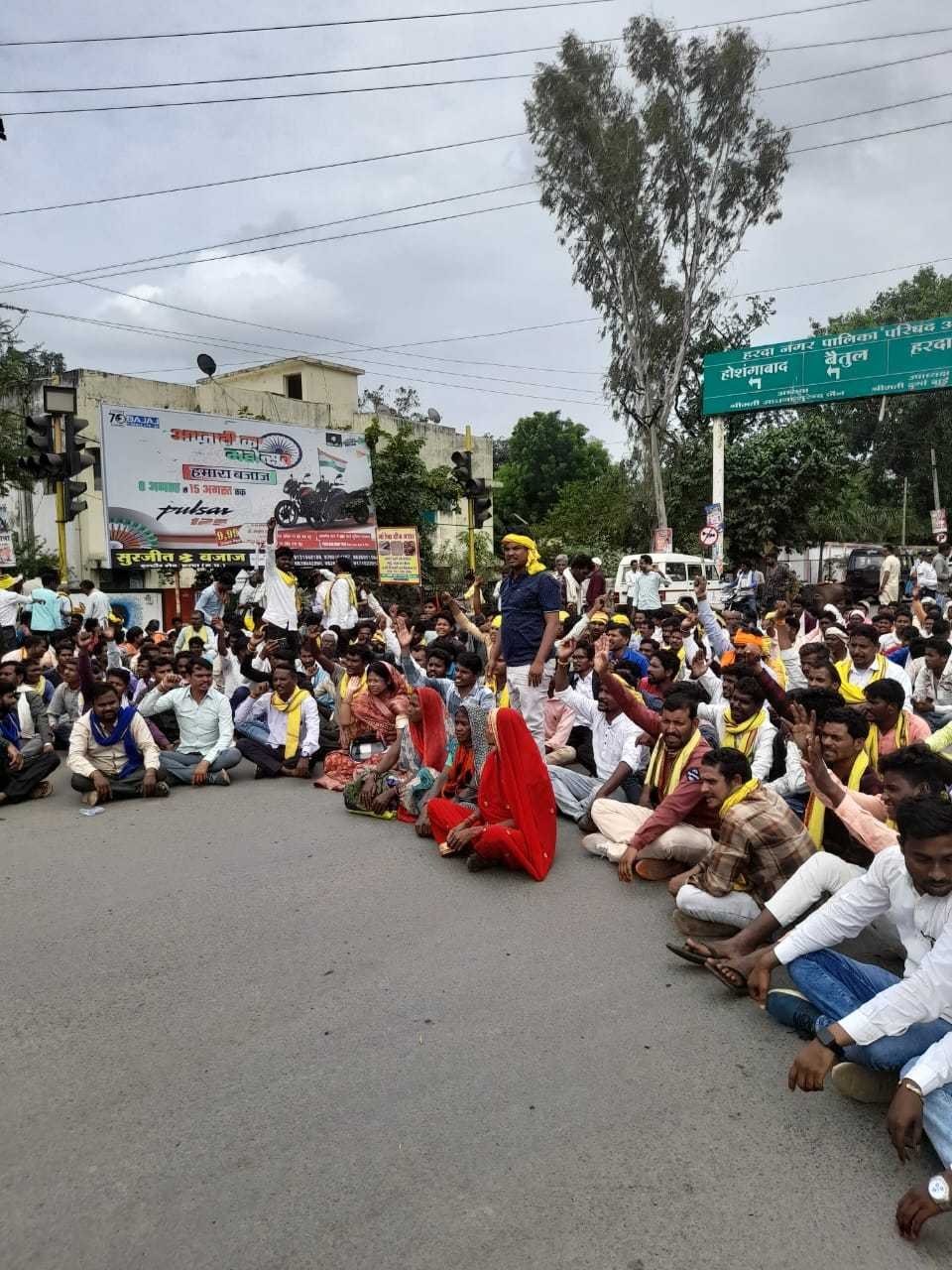 बुनियादी सुविधाओं की आवाज बुलंद की