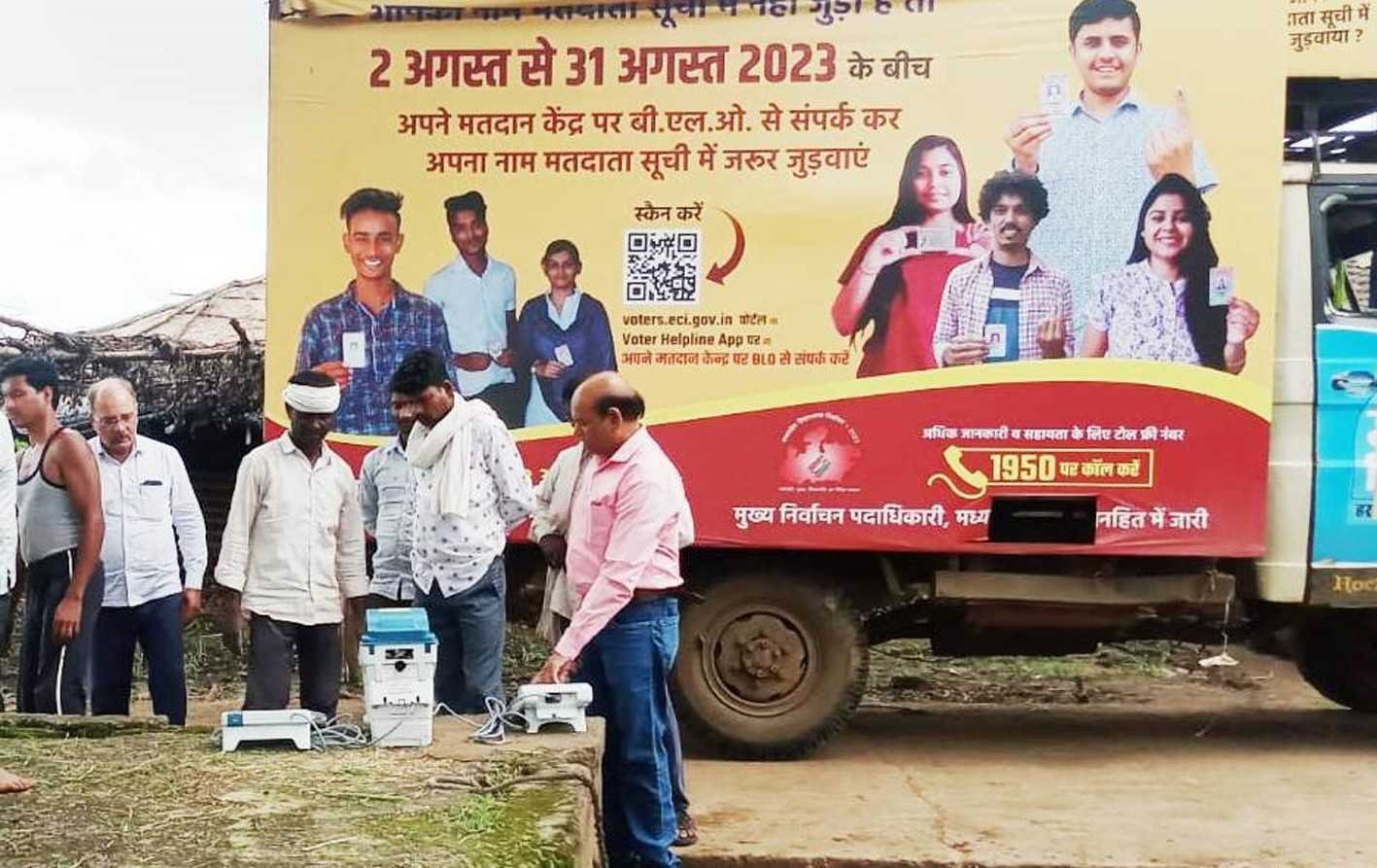 मतदाता जागरुकता रथ के माध्यम से मतदान का प्रशिक्षण ले रहे हैं ग्रामीण