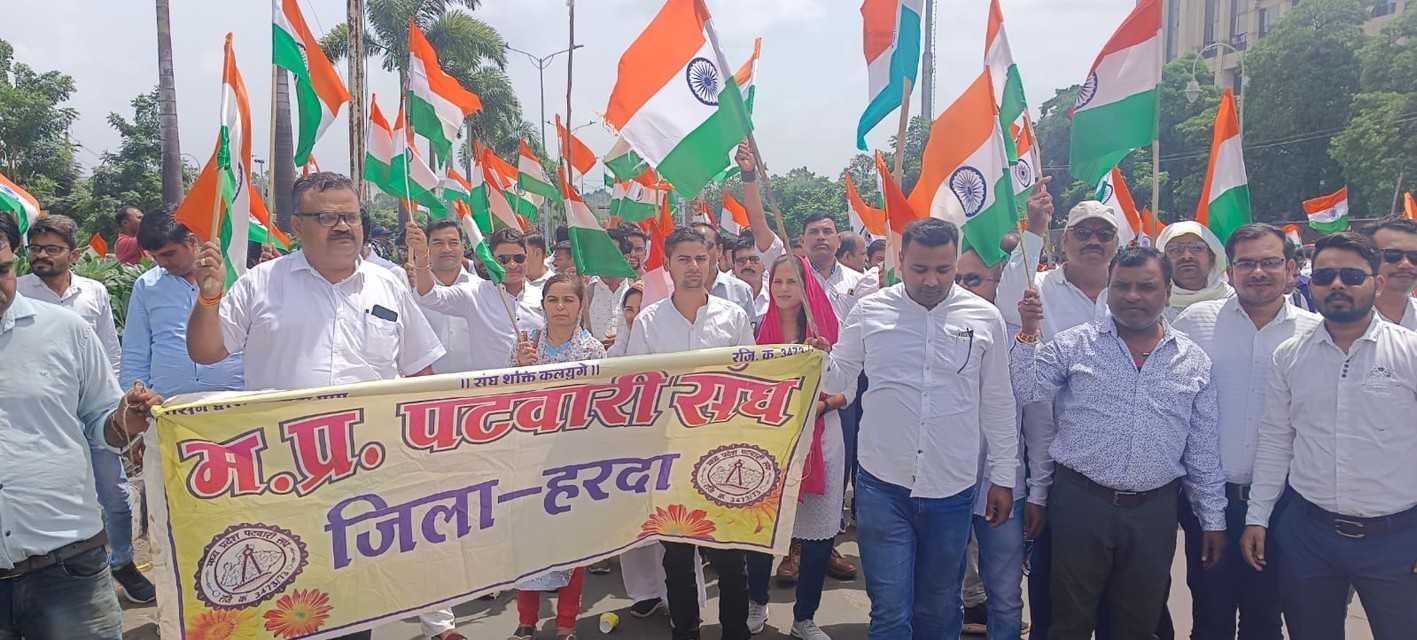 जिले के पटवारियों ने राजधानी में किया प्रदर्शन
