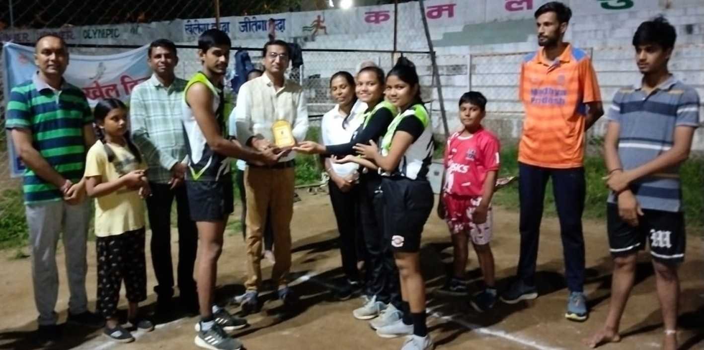 विजेता प्रतिभागियों को ट्राफी देकर किया पुरस्कृत