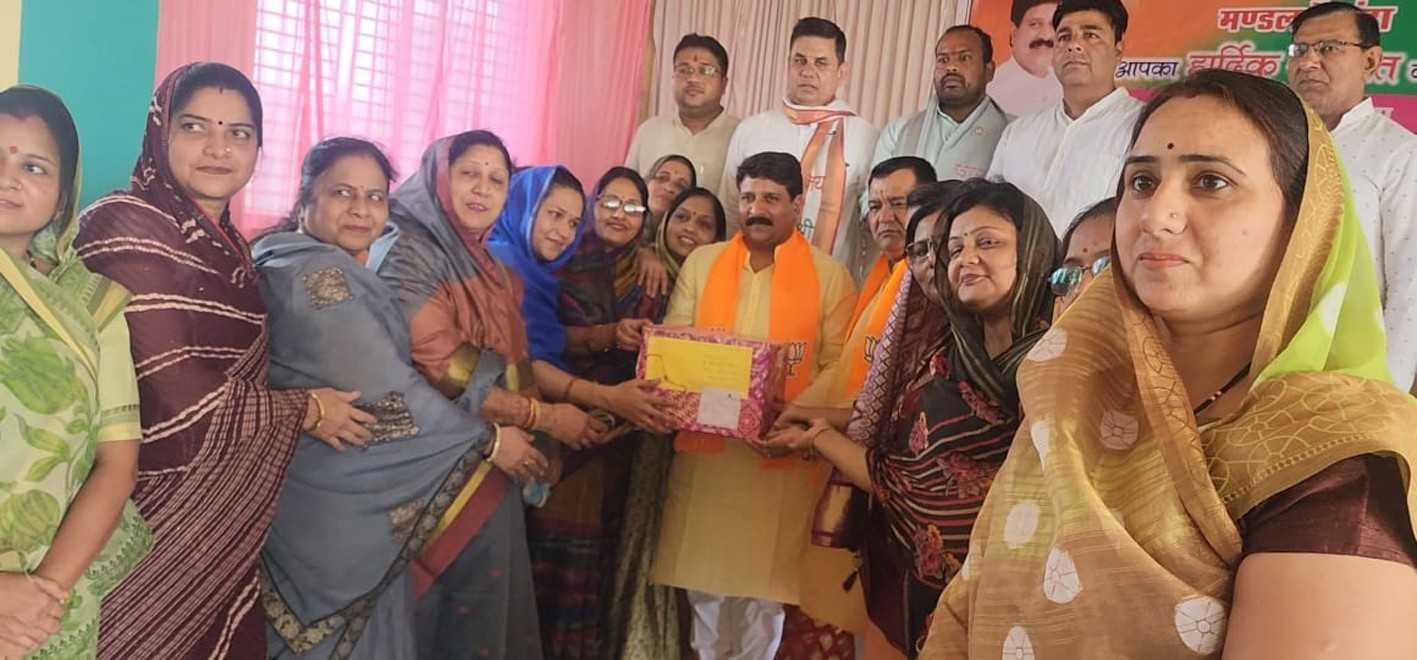 शिवराज भैया के लिए… भैंरूंदा महिला मोर्चा ने राखी एवं आभार पत्र एकत्रित कर जिलाध्यक्ष को सौंपे