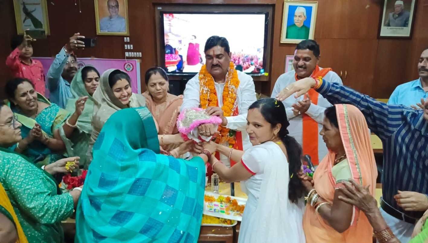 कृषि मंत्री ने लाड़ली बहनों से बंधवाई राखी