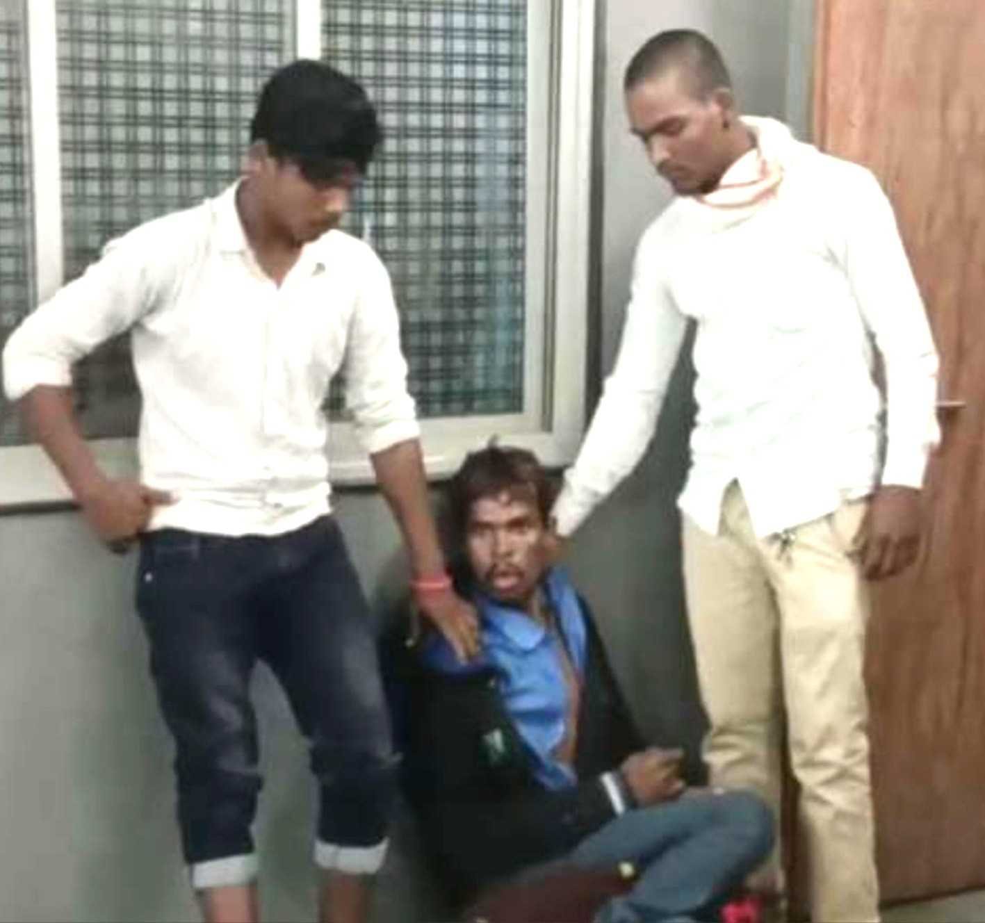 पागल कुत्ते नेे काटा तो कुत्ते जैसी हरकत करने लगा युवक