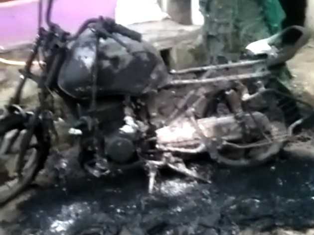 घर के सामने खड़ी बाइक में लगाई आग, प्रकरण दर्ज