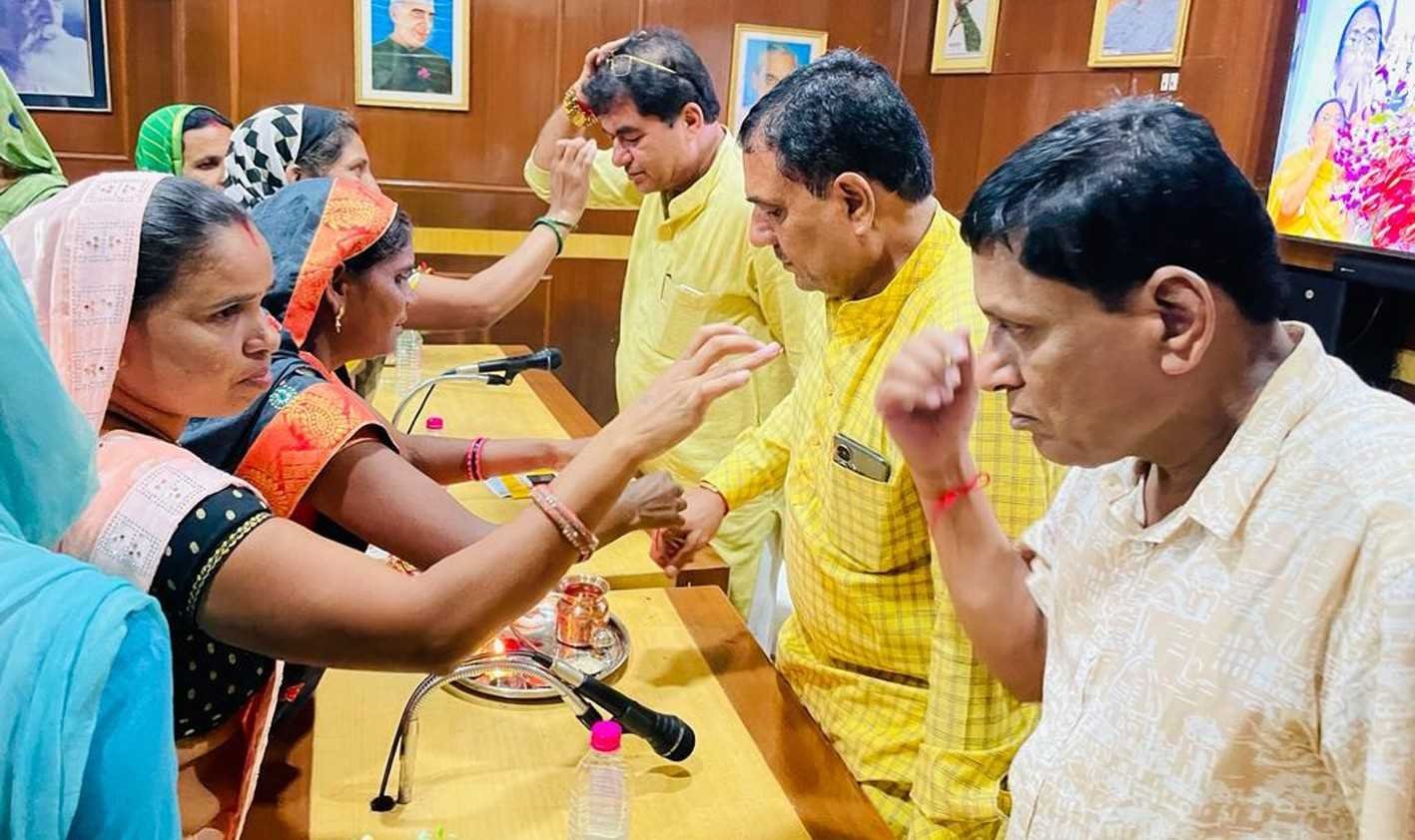 नपा में हुआ राखी संग पाती कार्यक्रम