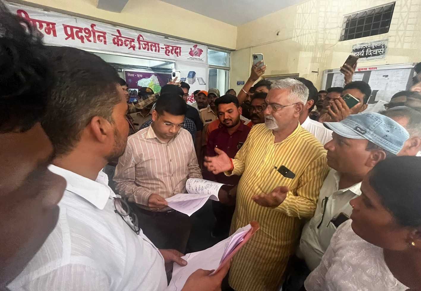 कलेक्ट्रेट के मुख्यद्वार पर सरपंचों ने दिया धरना